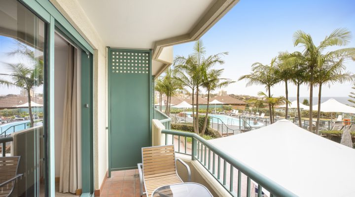 King Twin Pool View_KFTN TFTN_Balcony1 Pool View Room | Crowne Plaza Sydney Coogee Beach